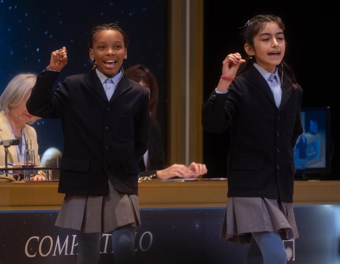 Fidelia Sañaba Mangue (i) y Rosario Martínez García (d) cantan un quinto premio, el número 75.143 durante la celebración del Sorteo Extraordinario de la Lotería de Navidad 2024, en el Teatro Real, a 22 de diciembre de 2024, en Madrid (España). El Estado r