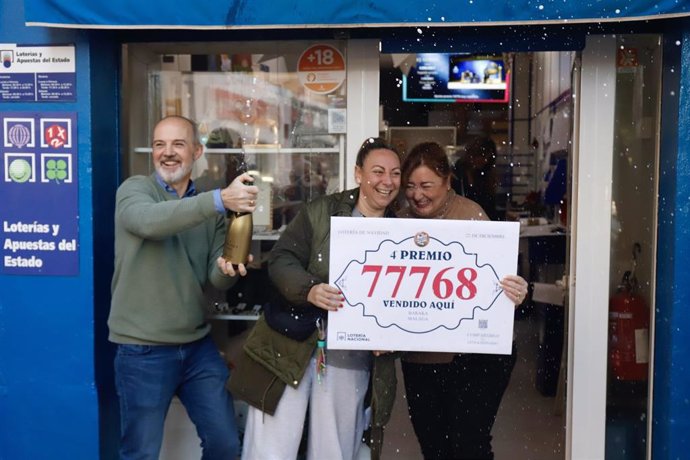 En una pequeña papelería y punto de venta de lotería de calle Ayala, su responsable, Ana Cuevas, celebra que ha vendido 21 décimos (420.000 euros) del primer cuarto premio del Sorteo de Navidad, el 77.768.