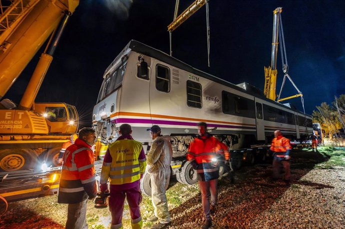 Renfe transporta unidades de Cercanías por carretera para recuperar todo el parque de trenes de Valencia