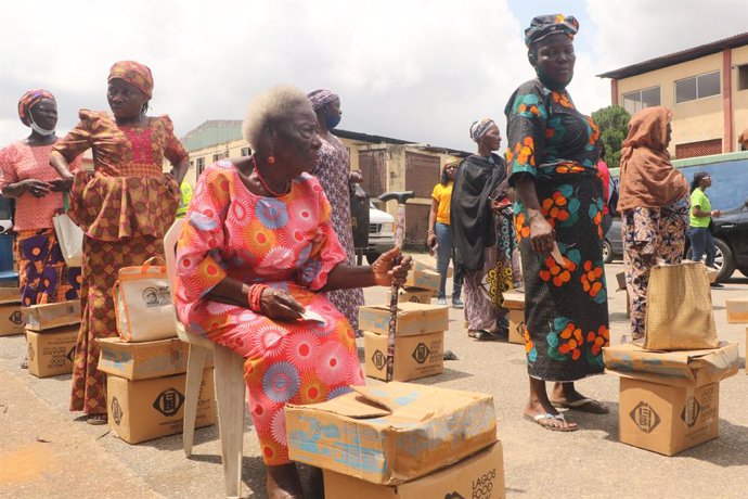 Archivo - Persones esperant per rebre paquets de menjar durant la distribució d'aliments per a famílies vulnerables a Lagos