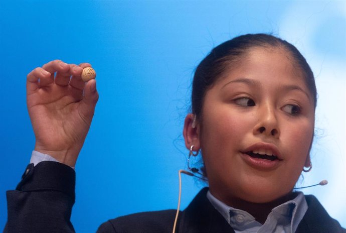 Aisha Solange Hurtado Auqui canta el segundo premio, el número 40.014 durante la celebración del Sorteo Extraordinario de la Lotería de Navidad 2024, en el Teatro Real.