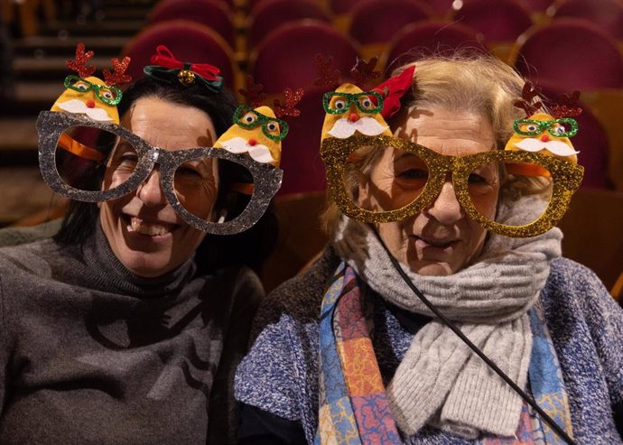 Dos mujeres antes de comenzar la celebración del Sorteo Extraordinario de la Lotería de Navidad 2024, en el Teatro Real, a 22 de diciembre de 2024, en Madrid (España). El Estado reparte hoy un total de 2.702 millones de euros en premios, lo que supone 112