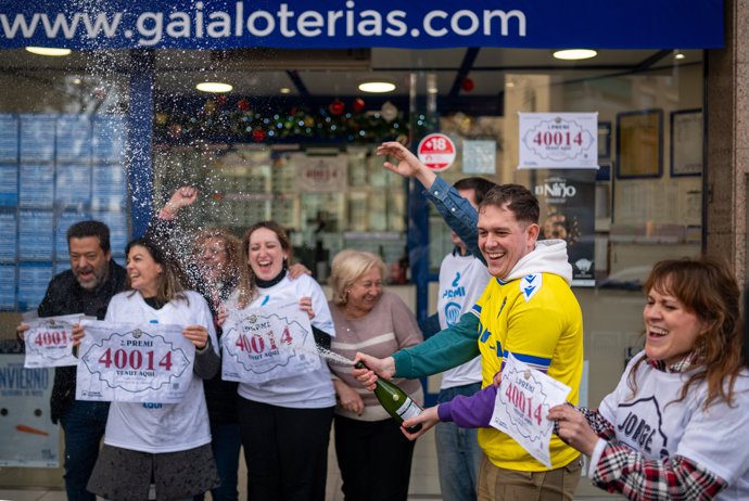 Celebración del reparto del segundo premio de la lotería de Navidad en Sant Boi de Llobregat (Barcelona)