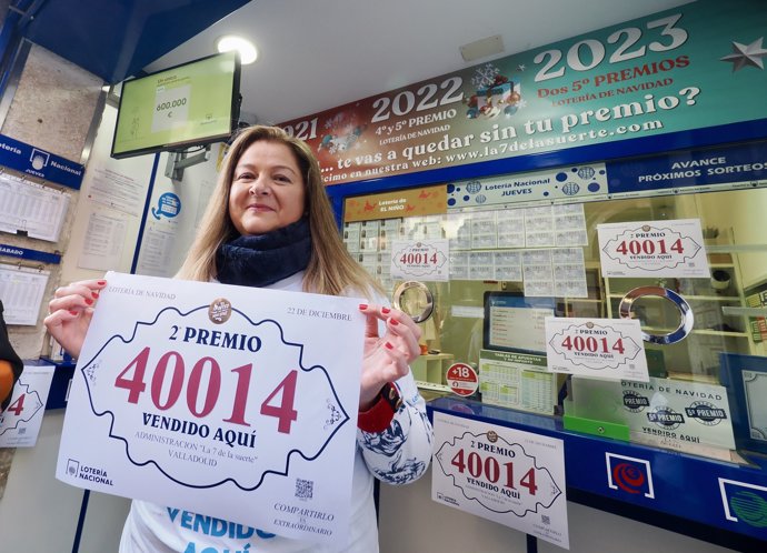 Esther Samaniego, empleada de la Administración de Loterías 'La 7 de la suerte', ubicada en la calle Lencería de Valladolid.