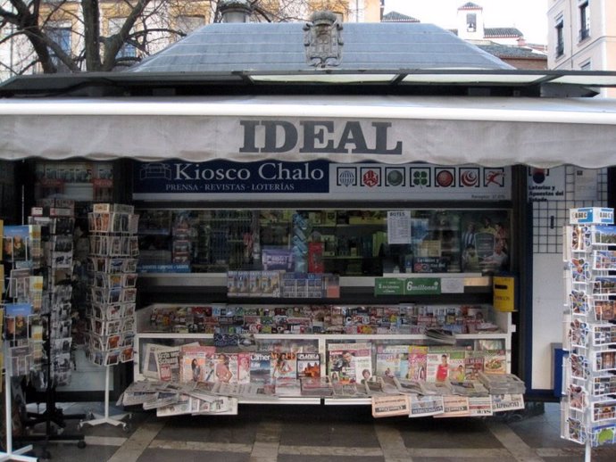 Archivo - El kiosko Chalo, situado en Plaza Nueva, en Granada capital.