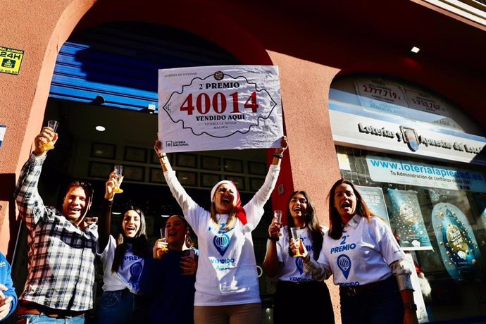 Celebración de la venta de una serie completa del segundo premio del Sorteo de la Lotería de Navidad, que ha repartido 1.250.000 euros desde la administración 'La Piedad' del barrio de El Molinillo que regenta Raquel Velasco.