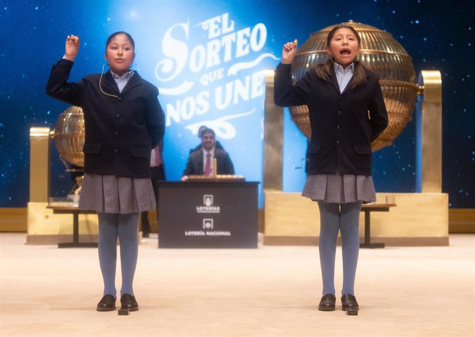 Aisha Solange Hurtado Auqui (i) y Alba Yadira Machaca Tapia (d) cantan el segundo premio, el número 40.014 durante la celebración del Sorteo Extraordinario de la Lotería de Navidad 2024, en el Teatro Real, a 22 de diciembre de 2024, en Madrid (España). 