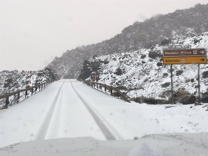 Carreteras de acceso al Teide cerradas al tráfico por hielo y nieve