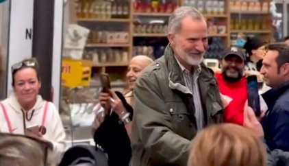 Los Reyes y sus hijas visitan por sorpresa Catarroja, una de las localidades más afectadas por la dana