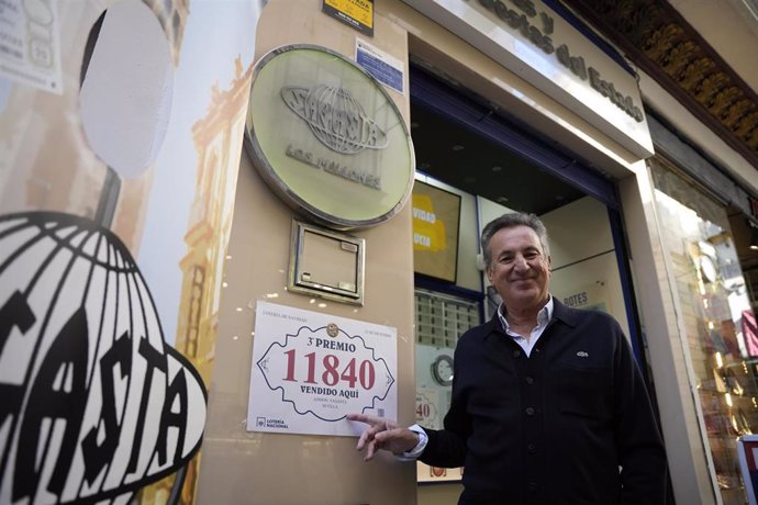 El propietario de la administración de la calle Sagasta, Ricardo Ruiz, que ha vendido el tercer premio de la Lotería de Navidad, el número 11840. A 22 de diciembre de 2024, en Sevilla (Andalucía, España). 