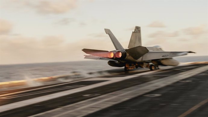 Archivo - October 17, 2024, Pacific Ocean, United States: A U.S. Navy F/A-18E Super Hornet fighter aircraft with the Dambusters of Strike Fighter Squadron 195, prepare to launch from the flight deck of the Nimitz-class aircraft carrier USS George Washingt