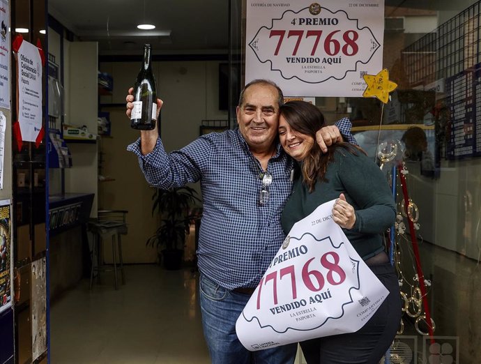 Empleados de la administración situada en la calle Jaume I, 1 de Paiporta celebran que han vendido parte del número 77.768 correspondiente al Cuarto Premio del Sorteo Extraordinario de la Lotería de Navidad 2024. 