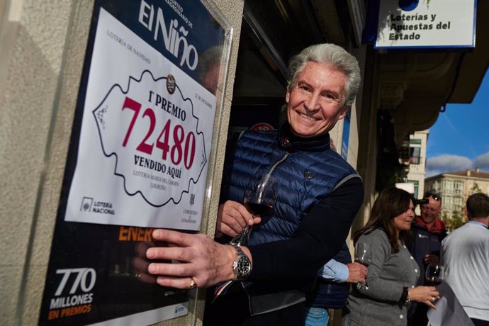 El dueño de la administración número 6 situada en la calle Muro del Carmen, nº 4, Ángel Alda, celebra que han vendido el número 72.480 correspondiente al Primer Premio del Sorteo Extraordinario de la Lotería de Navidad 2024, a 22 de diciembre de 2024, en 