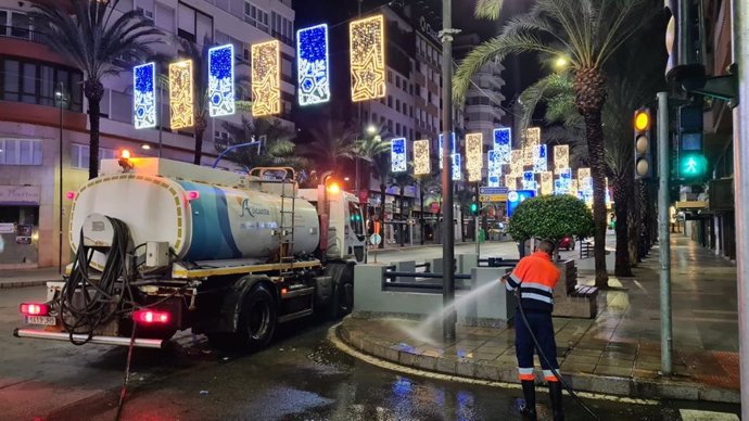 Alicante refuerza la limpieza viaria y la recogida de residuos para la campaña navideña con 44 equipos mecanizados