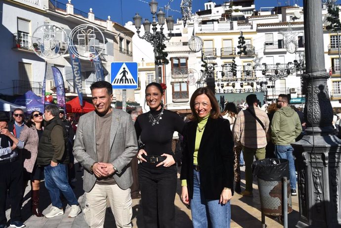 La delegada de la Junta en Málaga, Patricia Navarro, acompañada por el alcalde, Óscar Medina; y la pregonera de esta edición de la Fiesta de las Migas de Torrox, la cantante malagueña María Peláe.