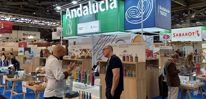 Archivo - Trade en la feria SIAL de París para la promoción de la agroindustria andaluza.