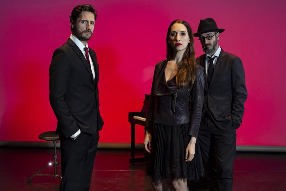 Archivo - Obra de teatro 'Sobre las hojas de hierba', en la que Juan Diego Botto, Nur Levi y Alejandro Pelayo (Marlango) homenajean a Walt Whitman, el padre de la poesía estadounidense, con un espectáculo que aborda la relación íntima entre música y poe