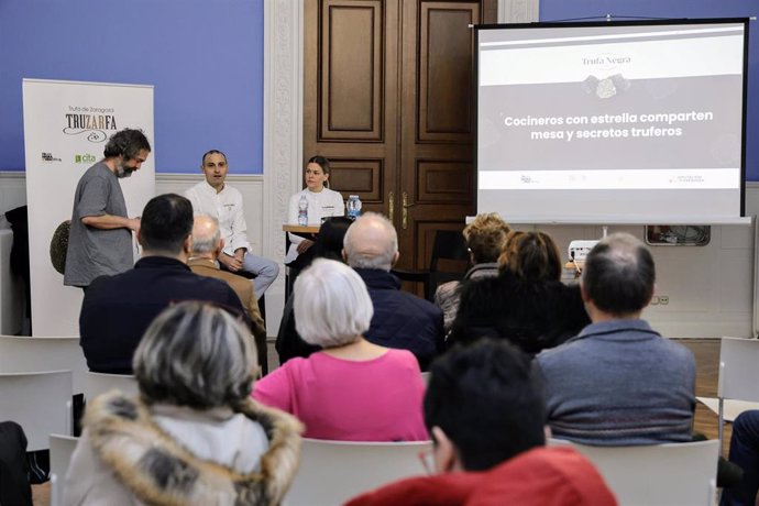 Los Estrella Michelín Cristian Palacio, del restaurante Gente Rara, y Susana Casanova,  de La Clandestina Bistró Café, en la mesa redonda celebrada este domingo en el Palacio de Sástago en la segunda jornada de la IV Muestra de la Trufa Negra