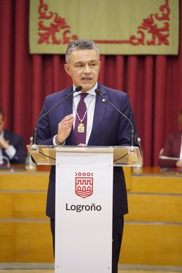 El alcalde de Logroño, Conrado Escobar, interviene durante la entrega de la Medalla de Oro a ex alcaldes de Logroño