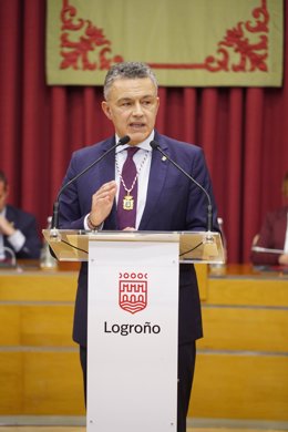 El alcalde de Logroño, Conrado Escobar, interviene durante la entrega de la Medalla de Oro a ex alcaldes de Logroño, en el salón de plenos del Ayuntamiento de Logroño, a 20 de diciembre de 2024, en Logroño, La Rioja (España). El Ayuntamiento concede la Me