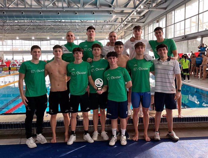 Los nadadores del EM EL Olivar posan orgullosos con el trofeo que los acredita como segundos en la Copa de España de Castellón que da al club zaragozano el ascenso a la División de Honor, categoría que reúne a los 8 mejores clubes de España.