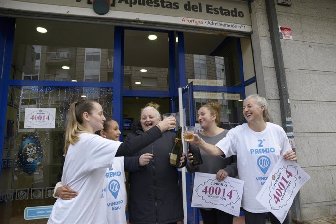 Empleados de la administración A Fortuna situada en la Avenida Celanova nº120 celebran que han vendido parte del número 40014 correspondiente al Segundo Premio del Sorteo Extraordinario de la Lotería de Navidad 2024, a 22 de diciembre de 2024, en Barbadás