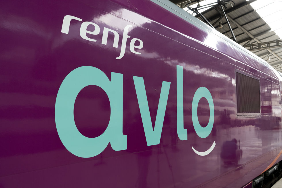 Tren AVLO perteneciente a la compañia de transportes ferroviarios Renfe.
