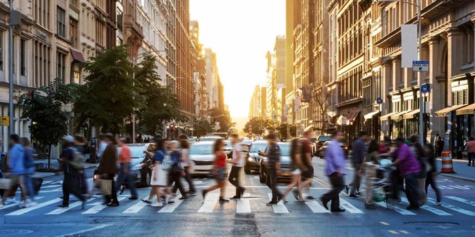 Archivo - Crowds of people walking across a busy crosswalk at the intersection of 23rd Street and 5th Avenue in Manhattan New York City NYC