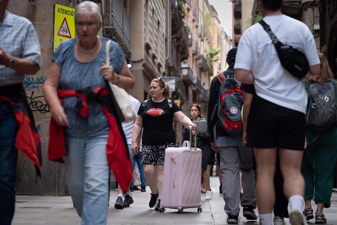 Archivo - Varios turistas en el centro de Barcelona, a 17 de septiembre de 2024, en Barcelona, Catalunya (España)