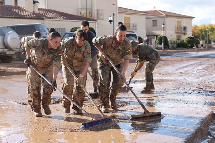 Militares trabajando en la DANA