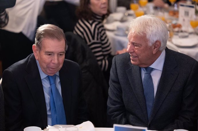 El presidente electo de Venezuela, Edmundo González (i) y el ex presidente del Gobierno, Felipe González (d), durante un desayuno informativo de Fórum Europa, en el Hotel Mandarin Oriental Ritz de Madrid, a 23 de diciembre de 2024, en Madrid (España).