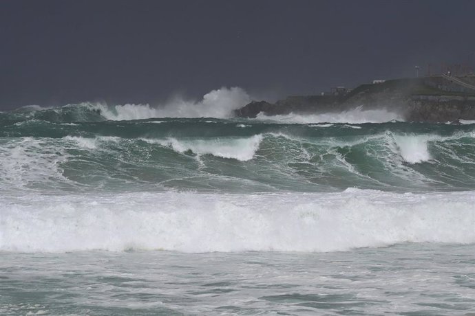 Archivo - Olas durante el frente meteorológico, a 23 de febrero de 2024, en A Coruña, Galicia (España). 