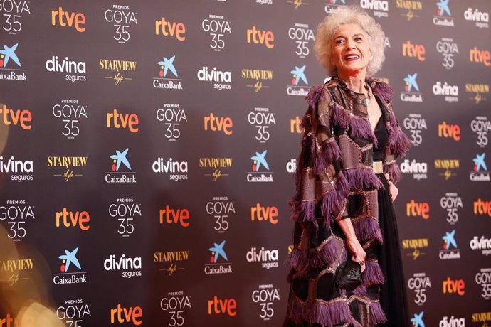 Archivo - La actriz Marisa Paredes , posa en la alfombra roja en la 35 edición de los Premios Goya en el Teatro del Soho CaixaBank de Málaga