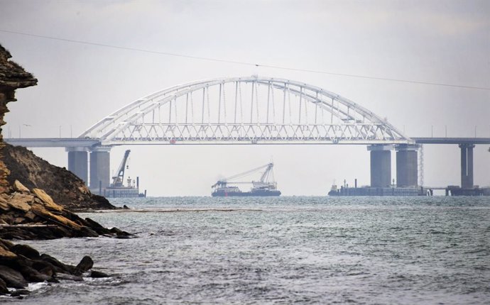 Archivo - Buque mercante pasando bajo el puente del estrecho de Kerch, en Ucrania