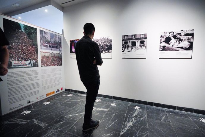 Archivo - Una persona observa una de las obras de la exposición ‘La voz de las manos blancas’ en el Centro Memorial de las Víctimas del Terrorismo