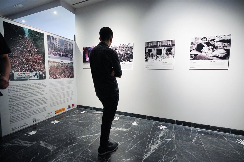 Archivo - Una persona observa una de las obras de la exposición La voz de las manos blancas en el Centro Memorial de las Víctimas del Terrorismo