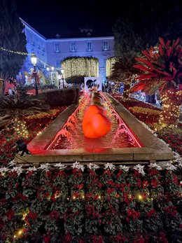 Una fuente del municipio, decorada con mini bombillas de colores de bajo consumo