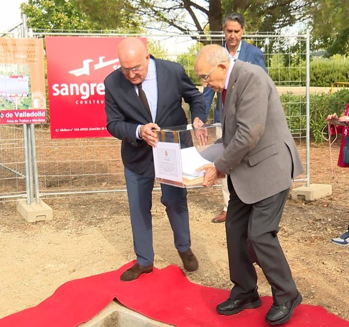 Archivo - El alcalde de Valladolid, Jesús Julio Carnero, y José Luis Bellido, acercan la 'cápsula del tiempo' al lugar donde quedará enterrada en la parcela en la que se construirá el nuevo recinto de la Feria de Gastronomía Regional.