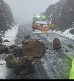 Efectivos de carreteras trabajan en el acondicionamiento de las carreteras en el Parque Nacional del Teide