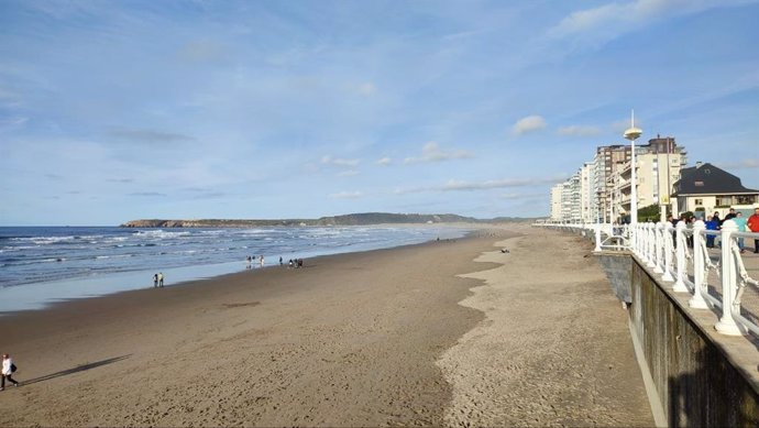 Archivo - Playa de Salinas, en Castrillón.