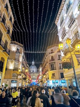 La calle Alfonso de Zaragoza decorada con su iluminación navideña y llena de gente.