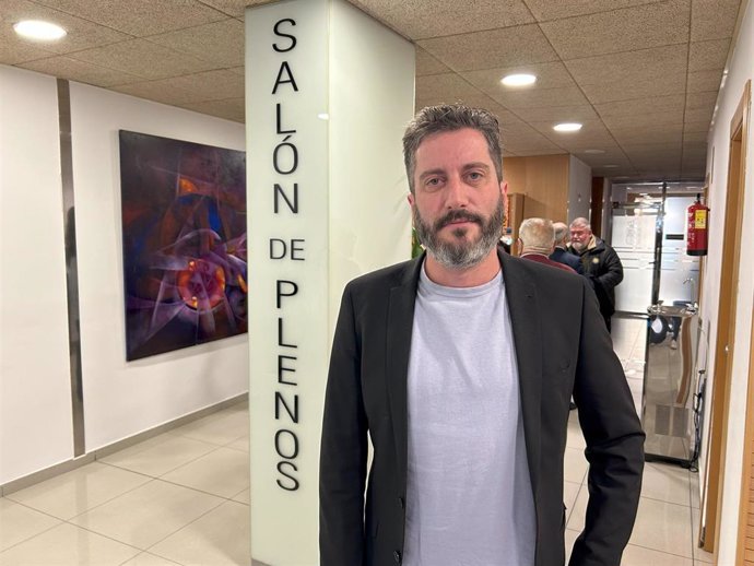 El diputado regional de Podemos Víctor Egío en el Salón de Plenos del Ayuntamiento de Molina de Segura