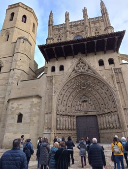 Turistas frente a la catedral de Huesca este pasado mes de noviembre.