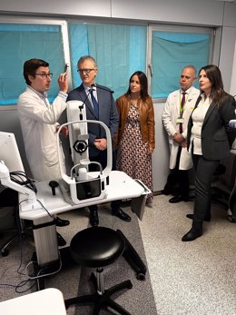 El consejero de Salud, Juan José Pedreño, visitó hoy la Unidad de Teleoftalmología del hospital Reina Sofía