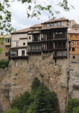 Archivo - Trabajos en la calle Canónigos de Cuenca, en el entorno de las Casas Colgadas, tras su derrumbe