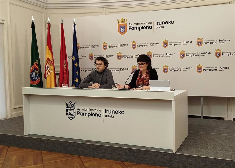 El concejal del área Acción Social, Txema Mauleón, junto a la concejala especial de Participación Ciudadana y Euskera, Aitziber Campión