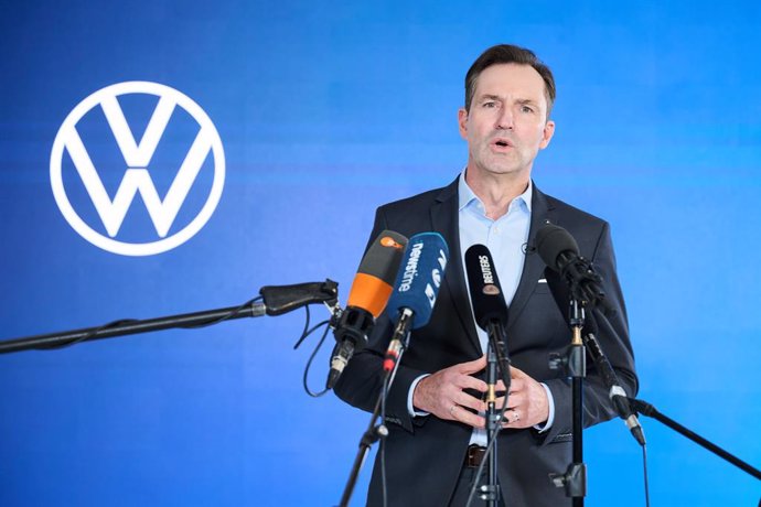 20 December 2024, Lower Saxony, Hanover: Thomas Schaefer, Management Board Member of the Volkswagen brand, makes a statement at the Wyndham Hannover Atrium, after the wage negotiations with IG Metall. Photo: Annette Riedl/dpa