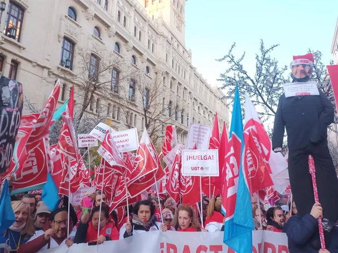 Decenas de trabajadores del Servicio de Ayuda a Domicilio se concentran frente al Ayuntamiento de Madrid para exigir una mejora de sus condiciones laborales, el 23 de diciembre de 2024, en Madrid.