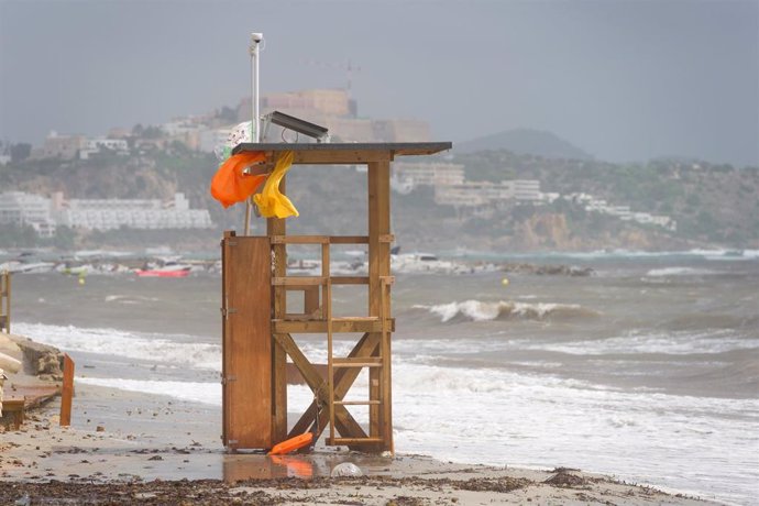 Archivo - Fuerte oleaje en la playa, a 3 de septiembre de 2023, en Ibiza