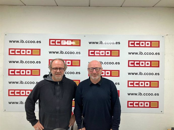 El secretario general del sindicato CCOO en Baleares, José Luis García (d), durante la rueda de prensa.